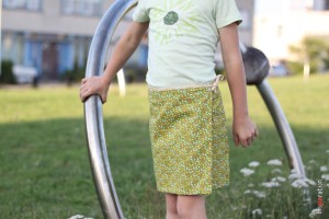 The Hiekka wrap skirt pattern by Pienkel, a versatile skirt in sizes 2y-16y. Available in both English and Dutch at www.pienkel.com