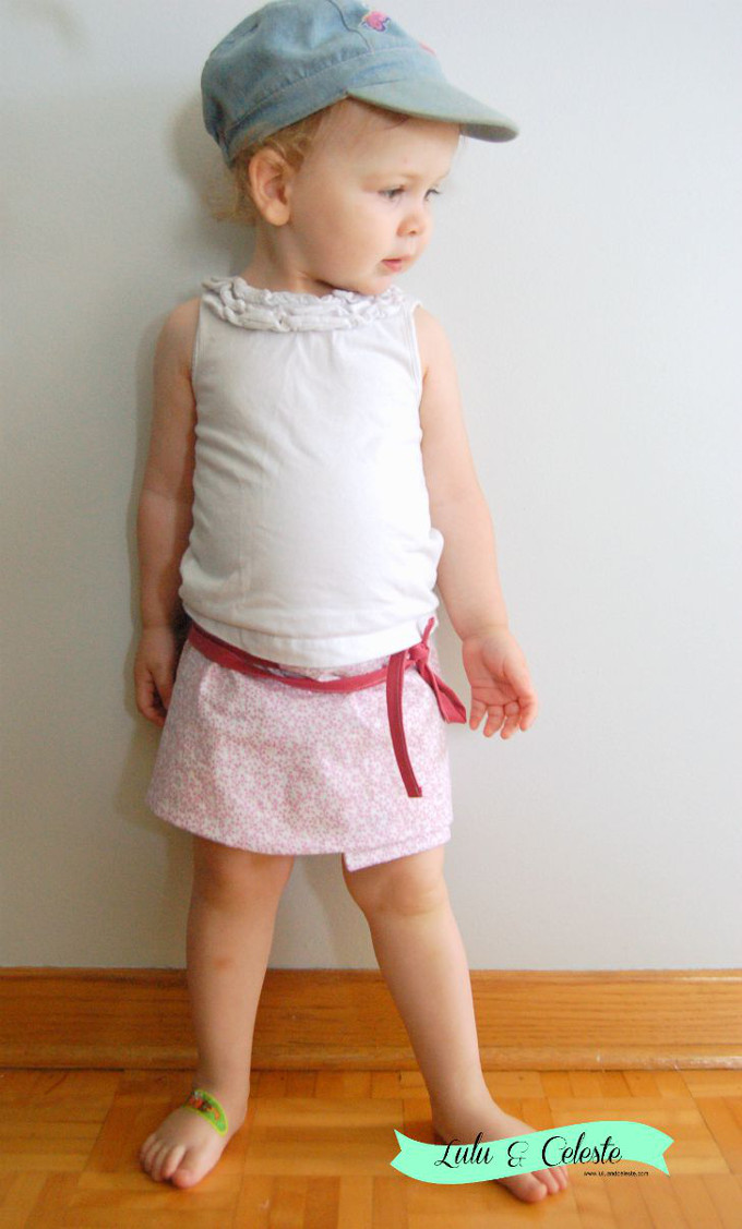 The Hiekka wrap skirt pattern by Pienkel, a versatile skirt in sizes 2y-16y. Available in both English and Dutch at www.pienkel.com
